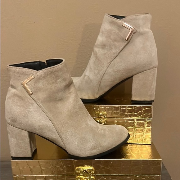 unbranded Shoes - Cream Ankle Boots with Chunky Heel and Minimalist Design size 7